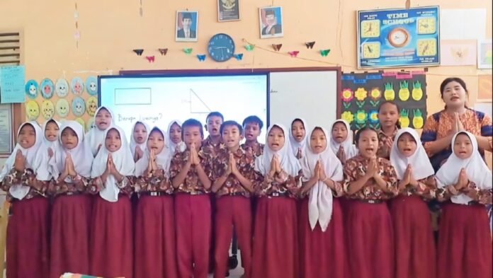 Pj Bupati Langkat Dorong Digitalisasi Pendidikan dengan Smart Board, Dukung Program Prioritas Presiden Prabowo.- Nusaberita.live