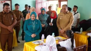 Pj Bupati Langkat Dampingi Ketua TP PKK Sumut Pantau Pemberian Makan Gratis untuk Siswa SD: Dukung Program Makanan Bergizi Gratis Presiden RI - Nusaberita