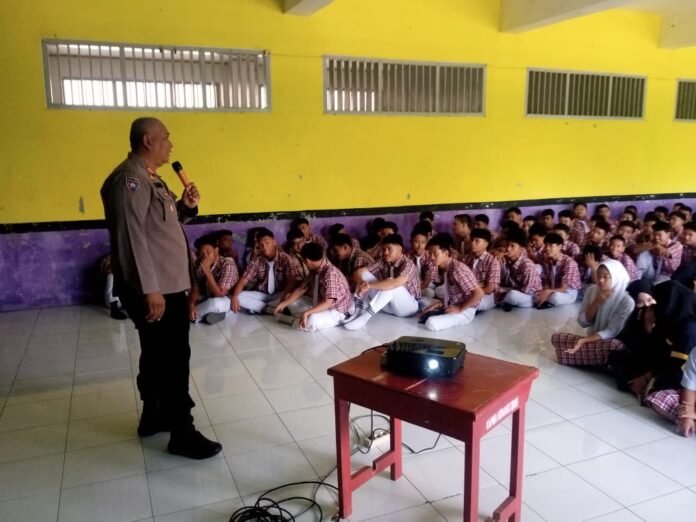Kasat Binmas Polres Langkat Berikan Edukasi ke Pelajar SMA Antisipasi Geng Motor - Narkoba - dan Kenakalan Remaja - Nusaberita