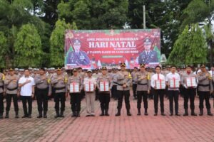 Kapolres Langkat Serahkan Bingkisan Natal ke ASN dan Personel Beragama Kristen - Nusaberita