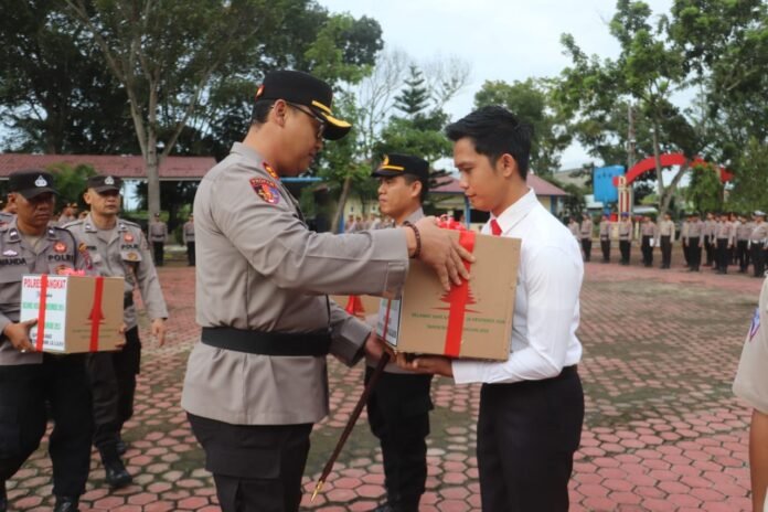 Kapolres Langkat Serahkan Bingkisan Natal ke ASN dan Personel Beragama Kristen - Nusaberita