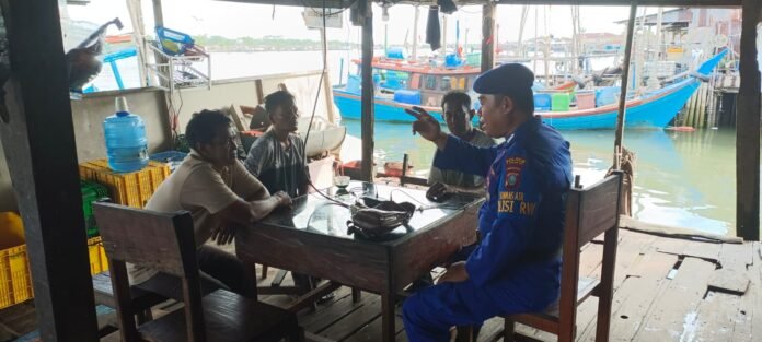 Sambangi Masyarakat Nelayan Personil Satuan Polairud Polres Langkat - Nusaberita