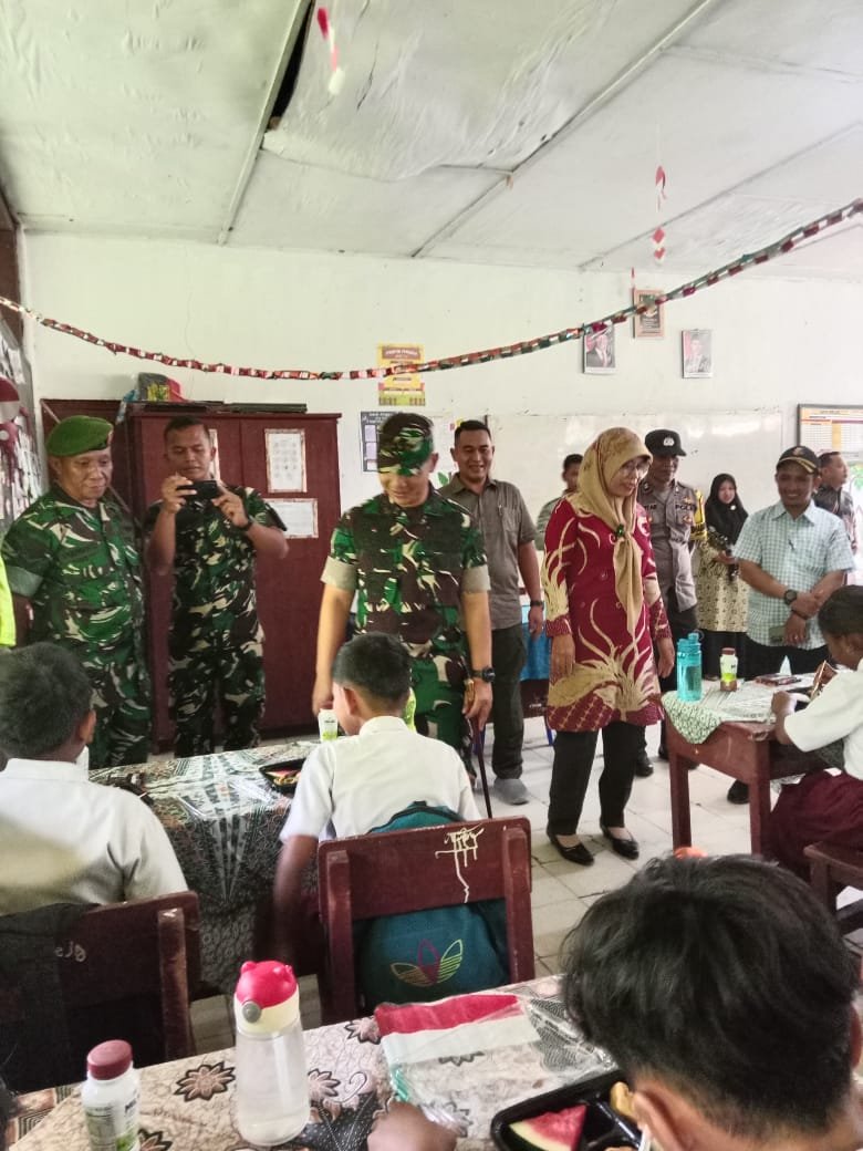 KODIM 0203 Langkat Memberikan Program Makan Gratis Ke Ratusan Murid Di Langkat Kec.Selasai Kab.Langkat Dsn.Melati - Nusaberita