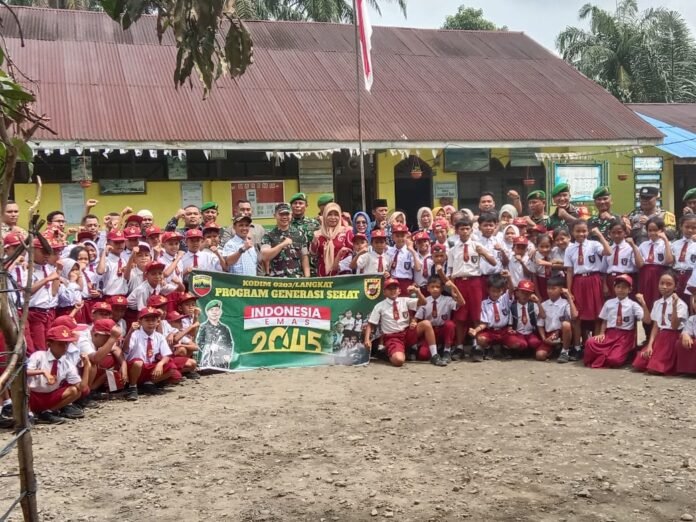 KODIM 0203 Langkat Memberikan Program Makan Gratis Ke Ratusan Murid Di Langkat Kec.Selasai Kab.Langkat Dsn.Melati - Nusaberita
