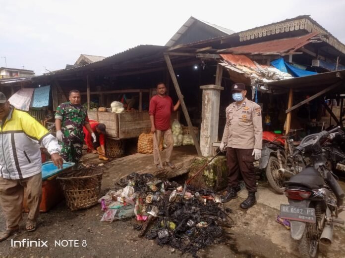 Semangat Gotong-royong, Polsek Pangkalan susu dan Masyarakat Bersihkan Sampah - Nusaberita
