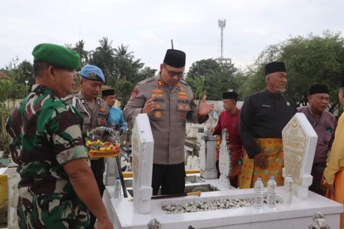 Kapolres dan Forkopimda ziarah makam - Nusaberita