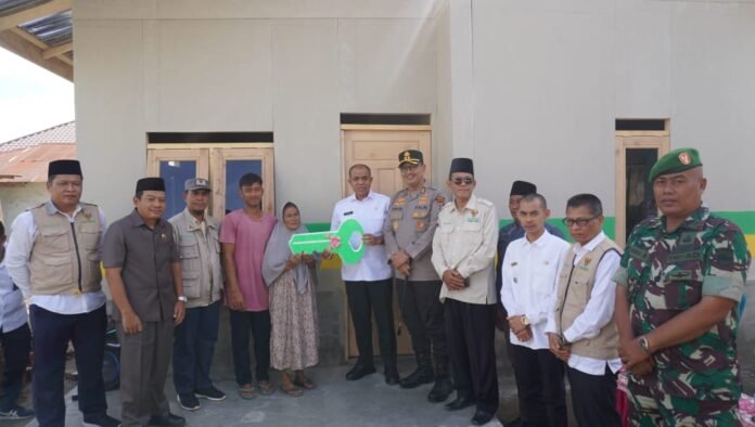 Pj Bupati Bersama Kapolres Langkat Menyerahkan Bantuan Baznas Kepada Warga Korban kebakaran-Nusaberita