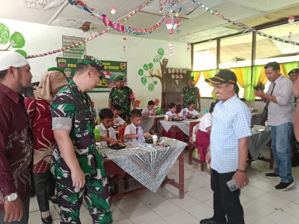 KODIM 0203 Langkat Memberikan Program Makan Gratis Ke Ratusan Murid Di Langkat Kec.Selasai Kab.Langkat Dsn.Melati - Nusaberita