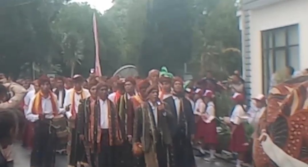 Bupati dan Wakil Bupati beserta rombongan disambut dengan ritual adat Manggarai, yaitu *Adak Tuak Curu*, 